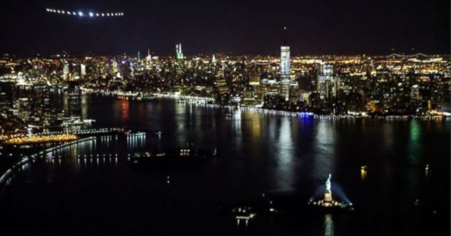 Solar Impulse 2 bay trên bầu trời và hạ cánh New York
