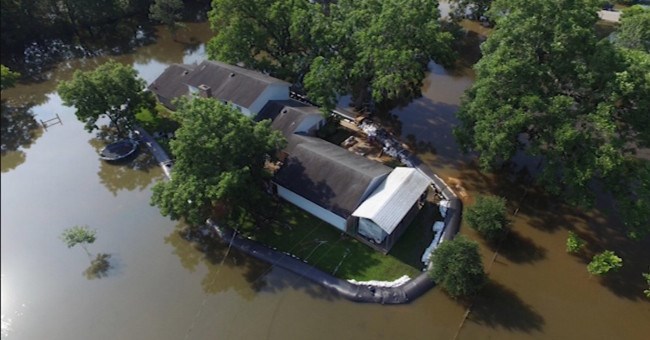 Đập chống lụt giúp người đàn ông bình an vô sự khi cả thị trấn chìm trong biển nước