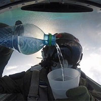 Video: Phi công uống nước khi lái chiến đấu cơ lộn ngược