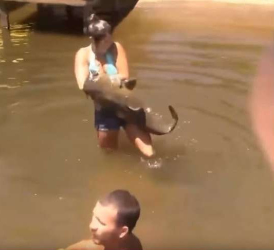 Cô gái dùng chính tay của mình làm mồi nhử cá trê.