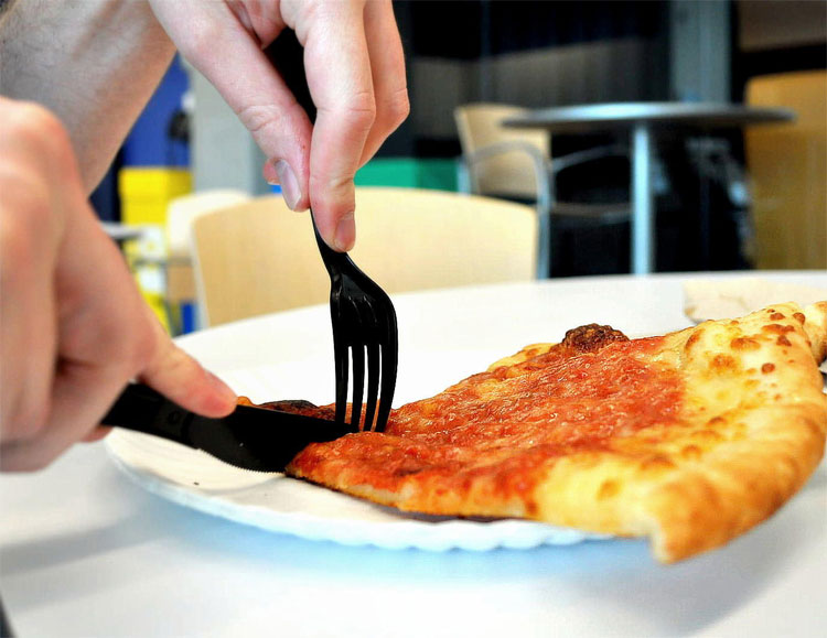 90% chúng ta đang không biết ăn pizza đúng cách
