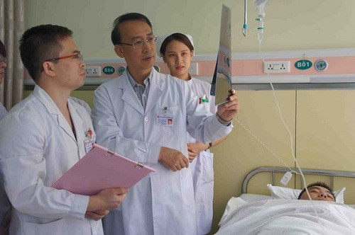 Bác sĩ Ren đi thăm bệnh tại bệnh viện đại học y Cáp Nhĩ Tân, Trung Quốc. 