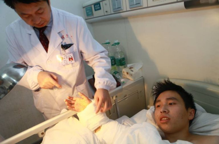 Ca cấy ghép hi hữu bàn tay được nuôi dưỡng trên chân
