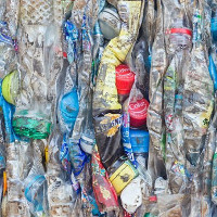 Nhà khoa học tìm ra cách tái chế chai nhựa thành dầu diezel