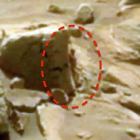 "Người phụ nữ" nấp sau tảng đá trên sao Hỏa