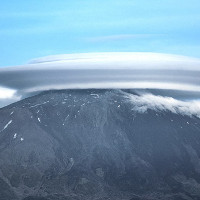 Đám mây hình đĩa bay khổng lồ đậu trên đỉnh núi lửa Italy