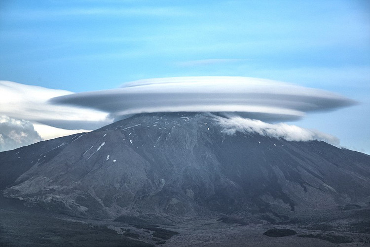 Đám mây hình đĩa bay khổng lồ đậu trên đỉnh núi lửa Italy