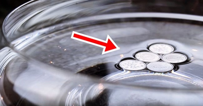 Tìm hiểu trò ảo thuật siêu thú vị: Làm đồng xu nổi lên trên mặt nước