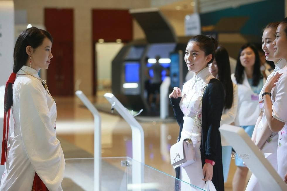 Robot xinh đẹp như người thật