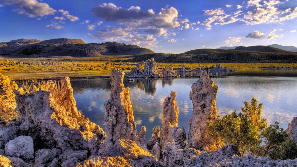Hồ Mono, California, Mỹ9Nước hồ có hàm lượng muối cao gấp 3 lần nước biển và độ pH là 10.