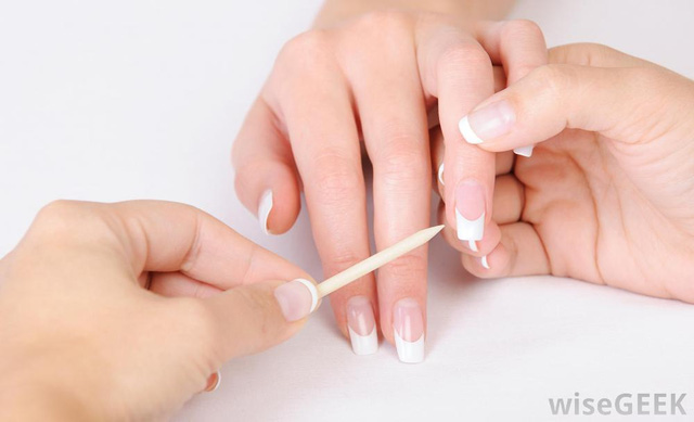 Những cáu bẩn màu ghi dưới móng tay đến từ đâu?