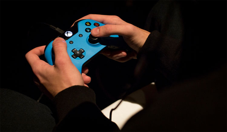Nhắn tin và chơi game thường xuyên làm mòn các khớp xương