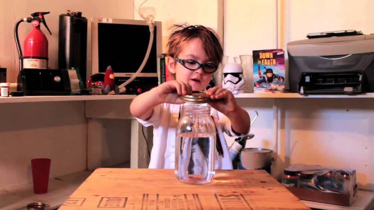 Cậu bé Oliver đang giải thích về lốc xoáy. Cậu bé Oliver đang giải thích về lốc xoáy.