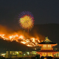 Lễ hội đốt nguyên một ngọn núi ở Nhật Bản