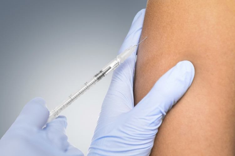 Vắc xin có thể được đưa vào cơ thể qua đường tiêm bắp đơn giản.