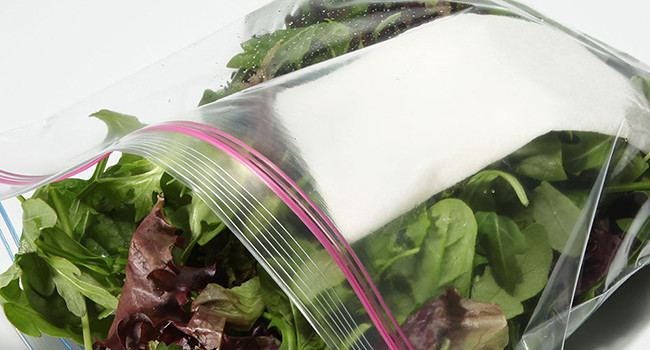 Hãy đặt một tờ giấy ăn bên dưới hộp đựng hay bên trong túi để hút bớt nước, giúp rau tươi và để được lâu hơn.