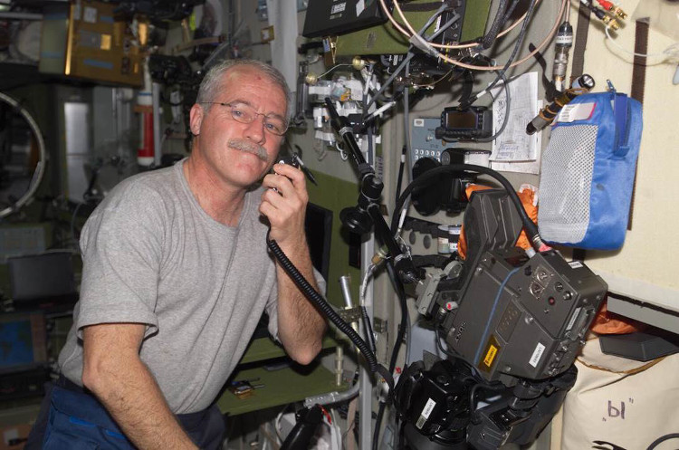 John Phillips đã bắt đầu gặp vấn đề về thị giác trong suốt thời gian trên Trạm vũ trụ quốc tế năm 2005