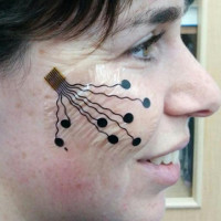 Các nhà khoa học Israel chế tạo ra loại "hình xăm" giúp theo dõi nét mặt