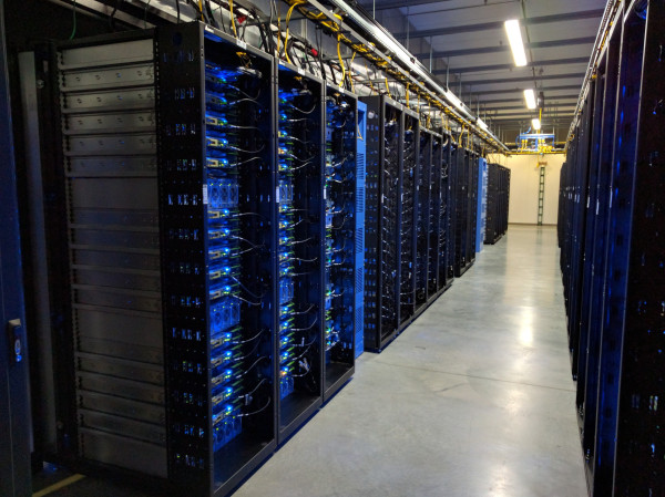 Tham quan data center của Facebook, nơi test app trên 2.000 chiếc điện thoại cùng lúc