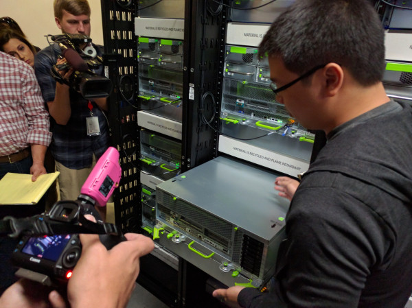 Tham quan data center của Facebook, nơi test app trên 2.000 chiếc điện thoại cùng lúc
