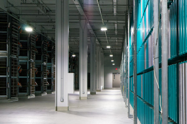 Tham quan data center của Facebook, nơi test app trên 2.000 chiếc điện thoại cùng lúc