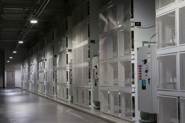 Tham quan data center của Facebook, nơi test app trên 2.000 chiếc điện thoại cùng lúc