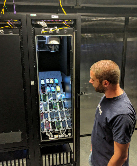 Tham quan data center của Facebook, nơi test app trên 2.000 chiếc điện thoại cùng lúc