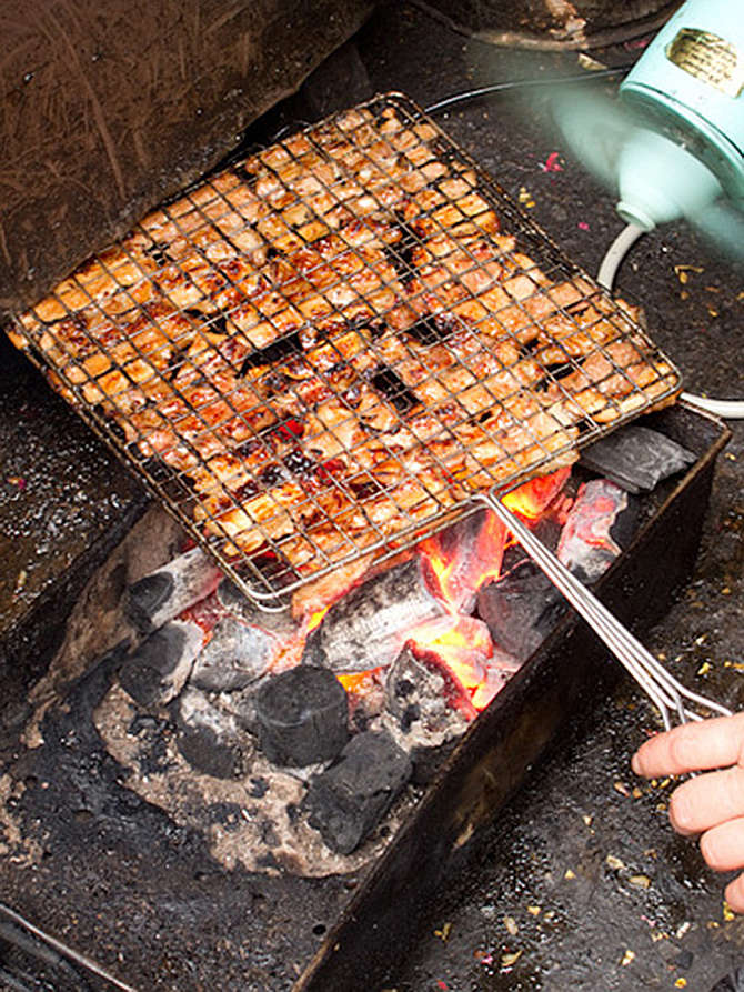 Khoa học chứng minh vì sao chúng ta chỉ nên dùng than củi để quạt bún chả