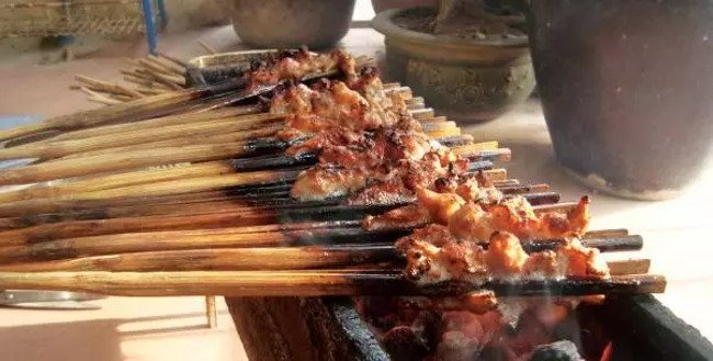 Khoa học chứng minh vì sao chúng ta chỉ nên dùng than củi để quạt bún chả