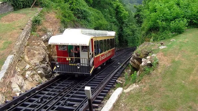 Muốn biết người ta xây đường tàu leo núi như thế nào, hãy nhìn 13 ví dụ ấn tượng này