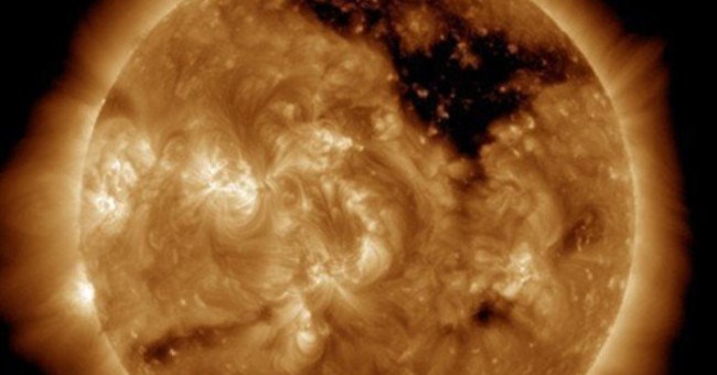 Lỗ nhật hoa khổng lồ trên Mặt trời có thực sự đáng sợ?