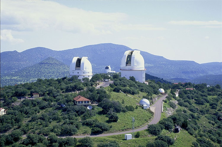 Tiến sĩ NASA: Có một hạm đội UFO đang 