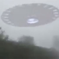 Video quay cận cảnh UFO bay tạt qua đầu ôtô rõ mồn một