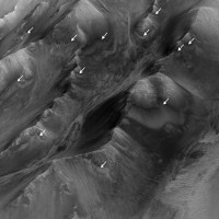 Sửng sốt phát hiện vết chất lỏng trên sao Hỏa