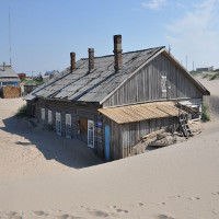 Kỳ lạ ngôi làng chìm trong biển cát