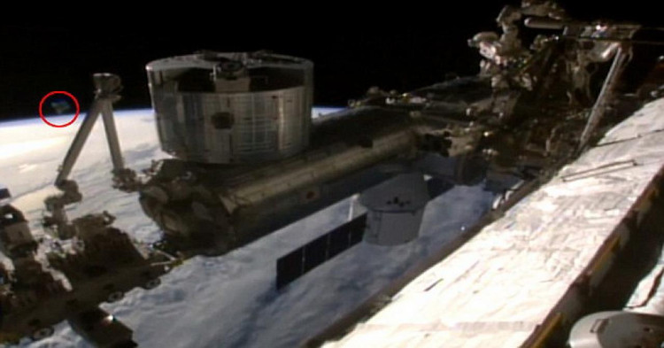 NASA bị tố dừng video trực tiếp để che đậy hình ảnh UFO