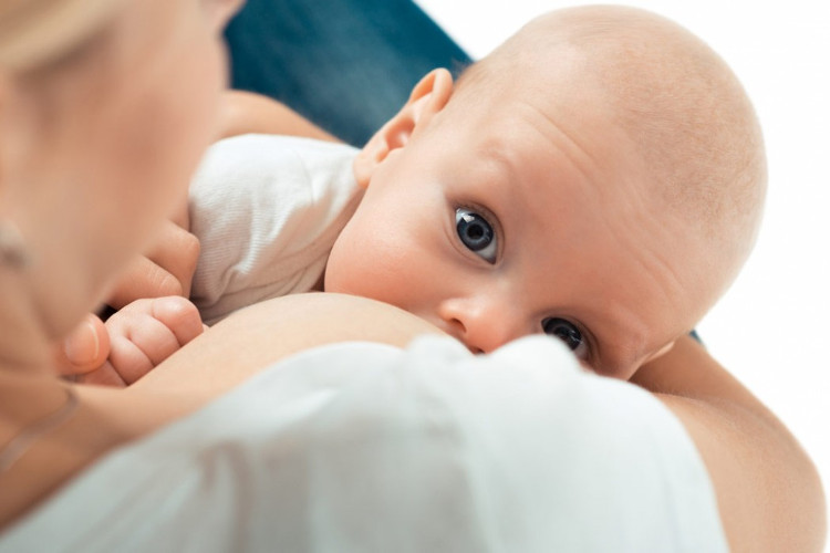 Sữa mẹ bao gồm dinh dưỡng và kháng thể giúp phòng ngừa nhiều bệnh truyền nhiễm.