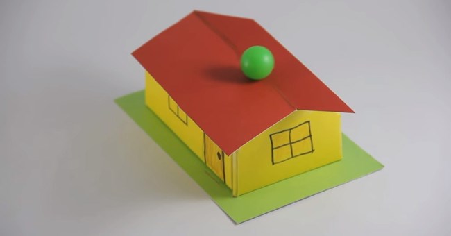 Tại sao quả bóng này không rớt khỏi mái nhà?