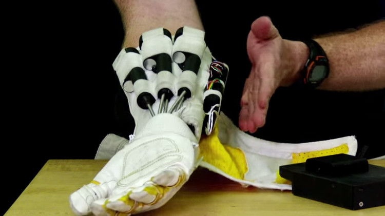 Găng tay này trang bị cho các phi hành gia để sửa chữa trạm du hành.