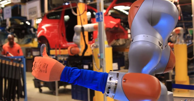 Cánh tay robot của Ford vừa biết ráp xe hơi vừa biết pha cà phê