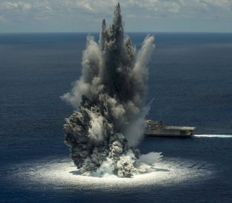 Hải quân Mỹ cho nổ tung khối thuốc hàng nghìn kg để thử nghiệm khả năng chịu sốc của tàu Jackson. 