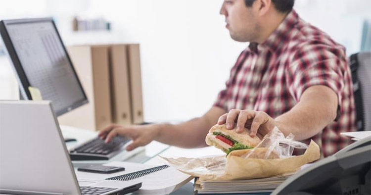 Vừa ăn vừa xem ti vi hay ăn ngay tại bàn làm việc có thể khiến bạn tăng cân nhanh chóng.