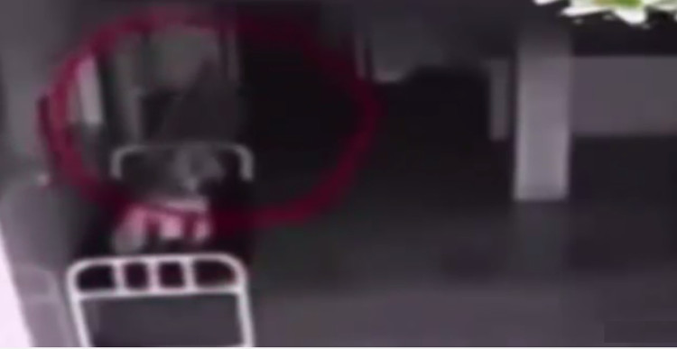 Bóng đen bay ra từ cơ thể nạn nhân. Bóng đen bay ra từ cơ thể nạn nhân.