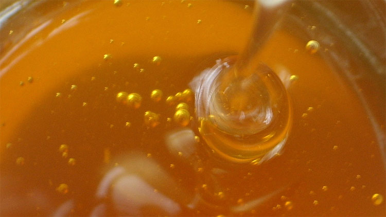 Mật ong thường được coi là một loại thực phẩm hơn là đường.
