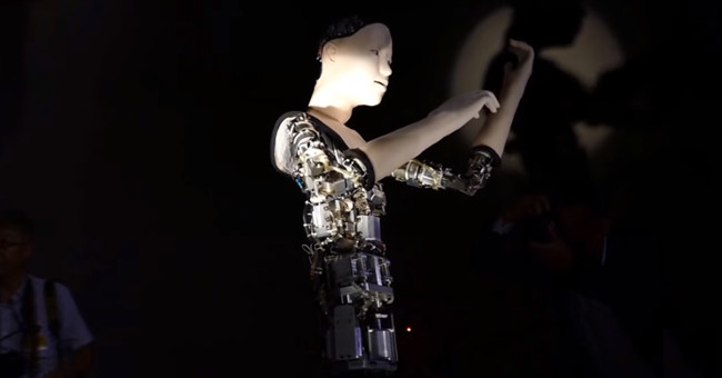 Nhật giới thiệu robot biết tự biểu cảm và phản ứng với môi trường