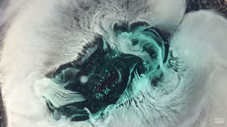 Những viên thuốc dạng viên nén có xu hướng rã ra từ từ, trông như một khối kim loại đang bị ăn mòn.