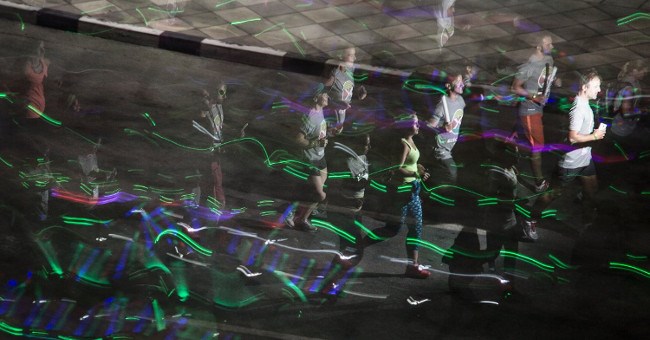 5 thí nghiệm tưởng tượng mang tính cách mạng vật lý của Einstein