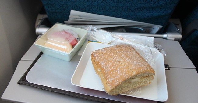 Tại sao đồ ăn trên máy bay thường rất dở?