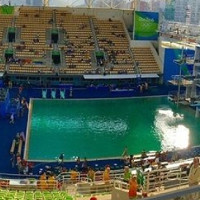 Vì sao bể bơi Olympic Rio 2016 chuyển màu sau một đêm?