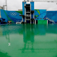 Đã tìm ra lý do vì sao bể bơi Olympic chuyển thành màu xanh chỉ sau 1 đêm